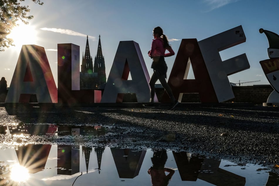 Zurück an alter Wirkungsstätte: Die zwei Meter große Alaaf-Statue wurde am Mittwoch zurück in die Kölner Südstadt gebracht.