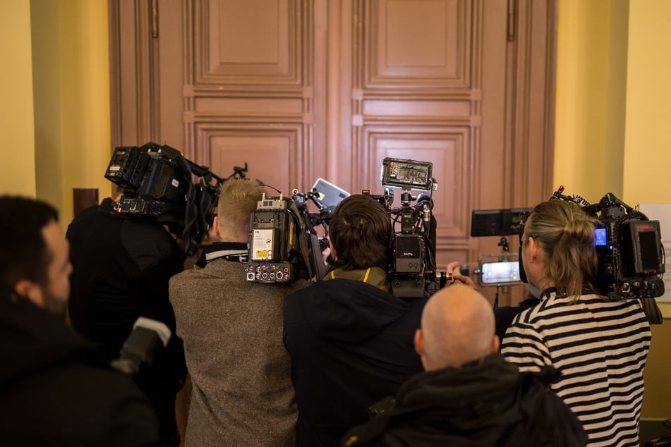 Fotografen und Kameraleute vor verschlossener Tür. Das Gericht hat die Bildberichterstattung mit einem fragwürdigen Trick massiv eingeschränkt.