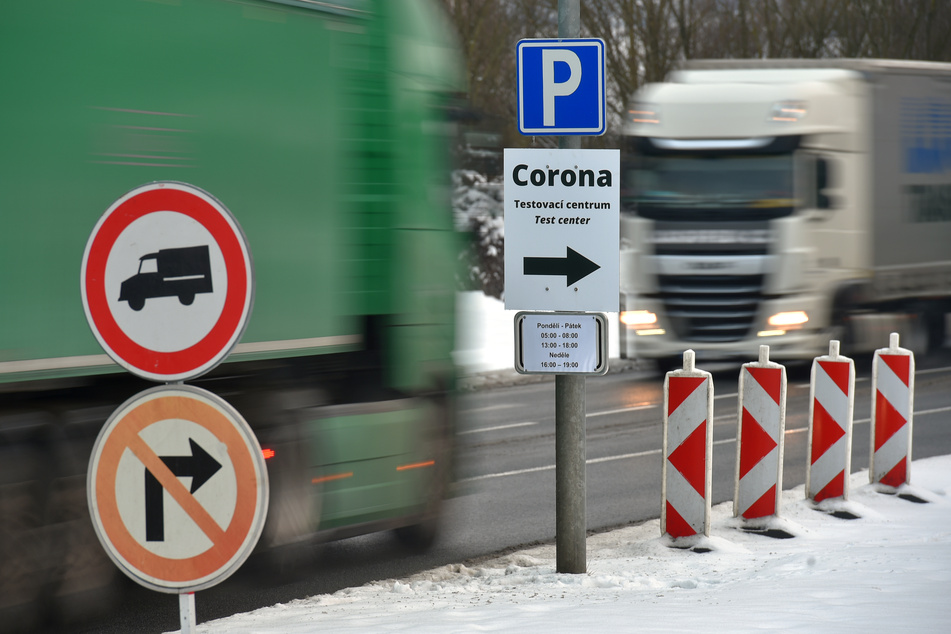 Tschechien, Folmava: Am tschechisch-deutschen Grenzübergang Folmava fließt der Verkehr. Auf der deutschen Seite weist ein Schild in Richtung Testzentrum, in denen Pendler einen obligatorischen Corona-Test durchführen lassen können.