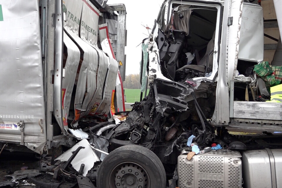 Bei einem Unfall auf der A2 wurde das Fahrerhaus eines Lkw komplett zertrümmert.