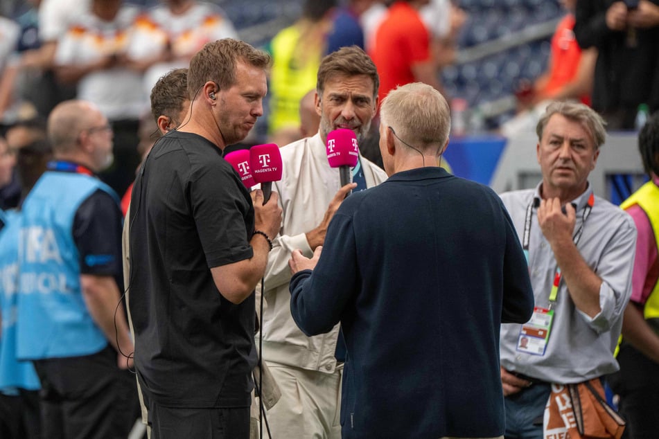 Im Interview nach dem deutschen Sieg entschuldigt sich Jürgen Klopp (58, M.) bei Bundestrainer Julian Nagelsmann (38, l.).