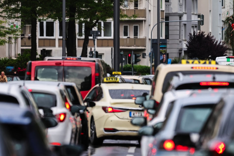 Rund um den Autobahntunnel an der Herkulesstraße in Köln-Ehrenfeld staut es sich am Montagmorgen auf mehreren Kilometern. (Symbolbild)