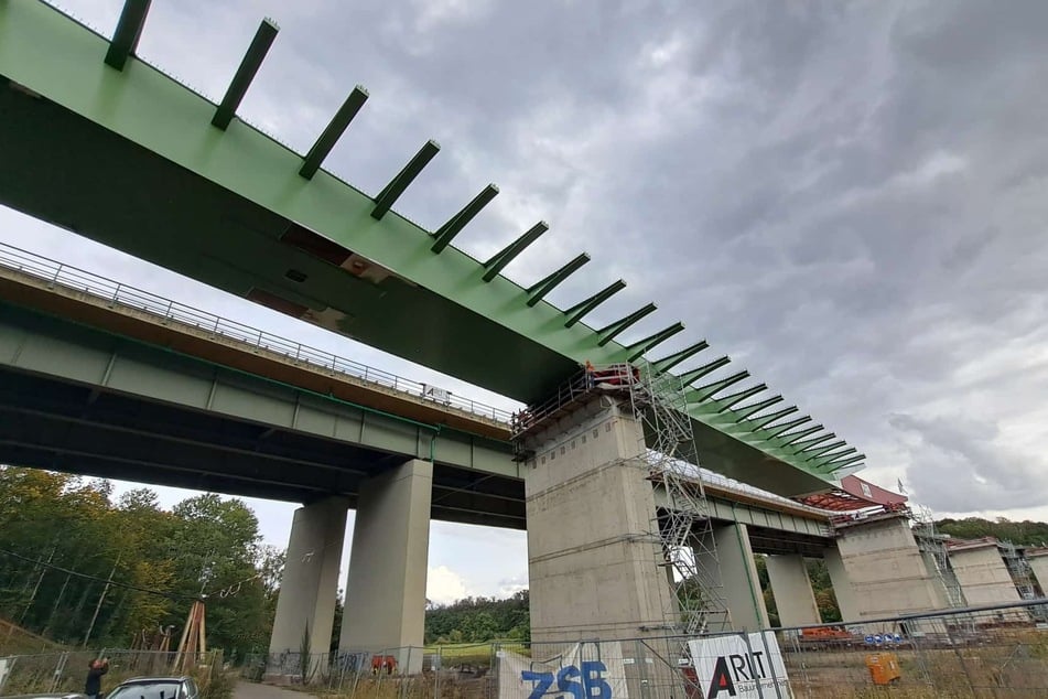 Am heutigen Donnerstag startete der dritte Vorschub der A14-Brücke bei Grimma.