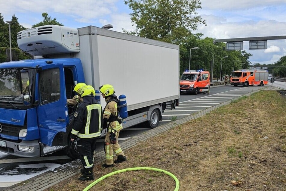 Auf der A111 hat ein Lkw am Dienstag Feuer gefangen.