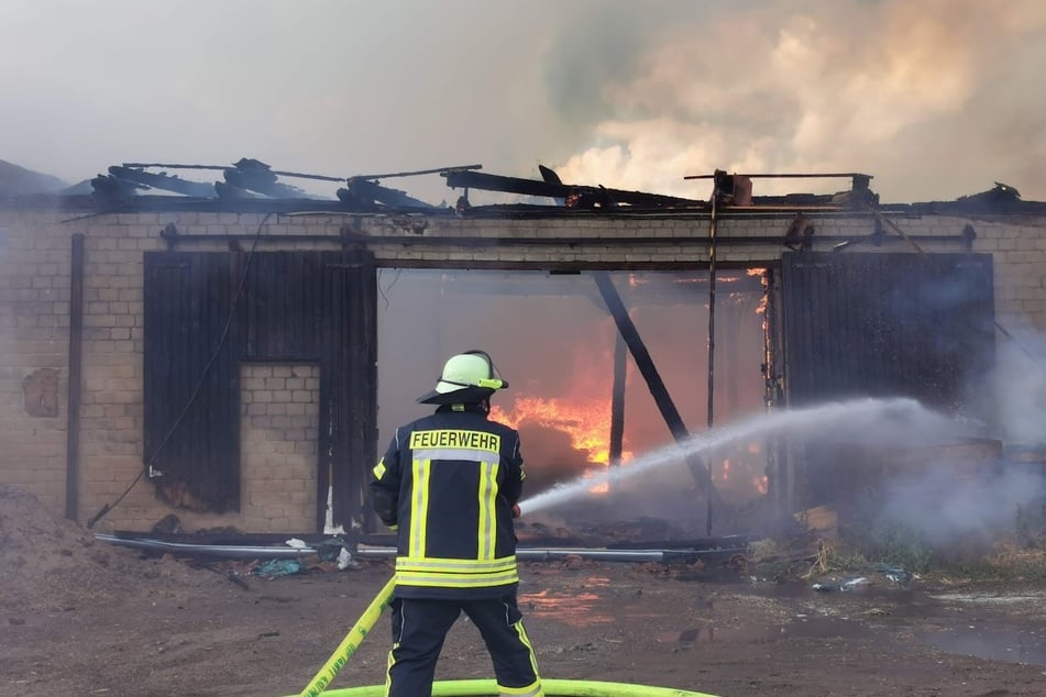 Zwei brennende Scheunen haben am Montagabend für einen Großeinsatz der Feuerwehr in Kussebude gesorgt.