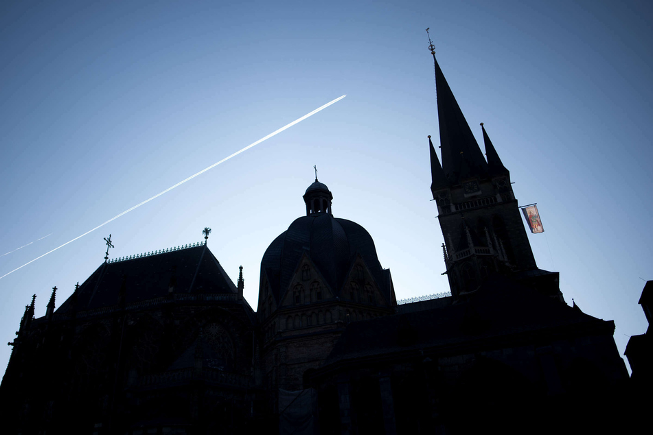 Der Aachener Dom. Nach des vom Vatikan verhängten Verbots zur Segnung homosexueller Paare hat die Vertretung der katholischen Gläubigen im Bistum Aachen zu dessen Missachtung aufgerufen. (Archivbild)