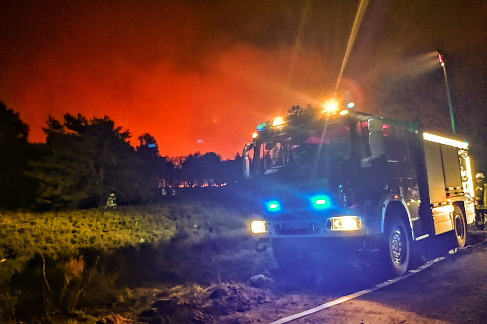 Seit Montagabend kämpft die Feuerwehr gegen einen Großbrand im deutsch-niederländischen Grenzgebiet.