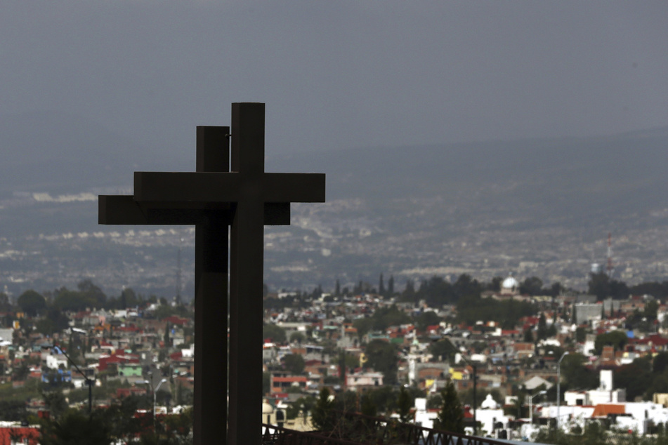 Kreuze ragen über der Stadt Morelia in den Himmel. (Symbolbild)
