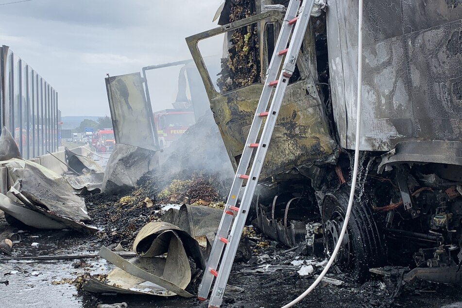 Zwei am Unfall beteiligte Lkw fingen umgehend Feuer.