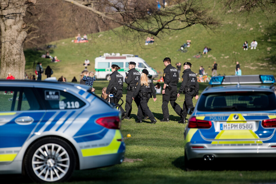 Die Münchner Polizei versucht mit Patrouillen die Menschen auf die Einhaltung der von der Staatsregierung verordneten Abstandsregelungen zur Unterbrechung der Infektionskette von Covid-19 aufmerksam zu machen.
