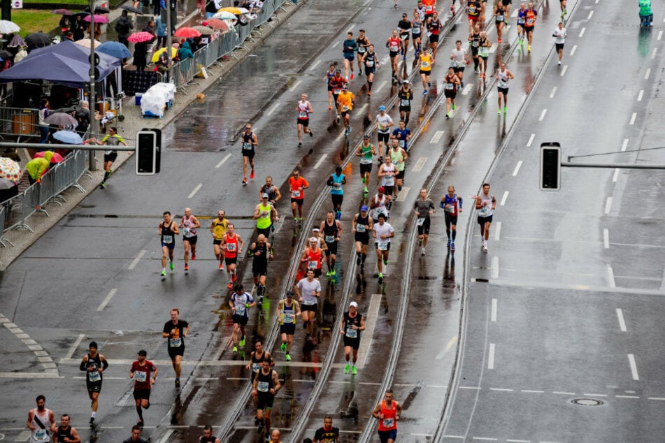 Teilnehmer des 46. Berlin-Marathons laufen nahe des Potsdamer Platzes auf der Leipziger Straße.