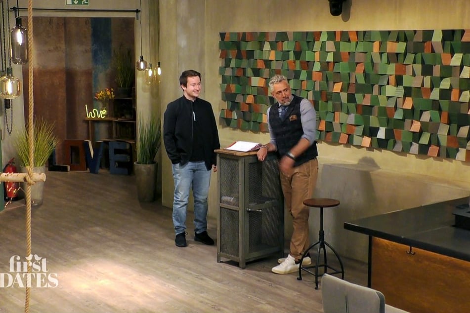 Roland Trettl (54) dreht sich verwirrt nach hinten um, als Max (25) ihn mit den Worten "Hallo, Herr Tremmel!" begrüßt.