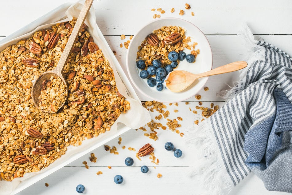 Für ein gesundes Frühstück mit Granola darf frisches Obst nicht fehlen.