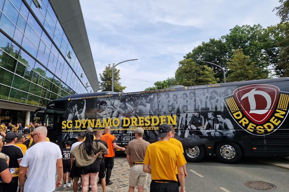 Jetzt ist auch der Dynamo-Bus da.