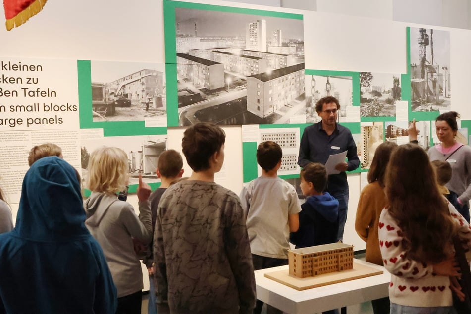 Bildungsbeauftragter Robert Mund (50) vom Stadtmuseum erklärte den Kindern, wie wichtig es gerade in Anbetracht der Wohnungsnot sei, Plattenbauten nachhaltig umzubauen.