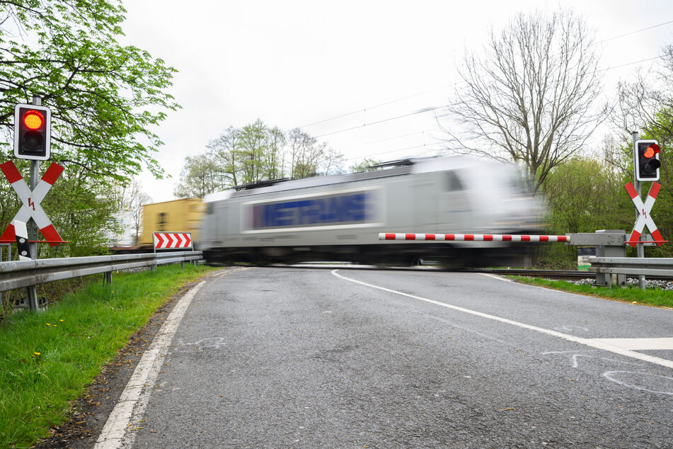In Lohne ist eine 45-jährige Postbotin bei einem Unfall lebensgefährlich verletzt worden. Ihr Auto wurde auf einem Bahnübergang von einem Zug erfasst. (Symbolbild)