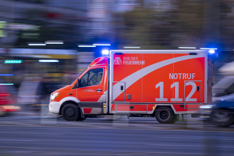 In Berlin-Tegel ist am Dienstag ein 47-Jähriger von seinem Nachbarn (39) schwer verletzt worden. (Symbolbild)