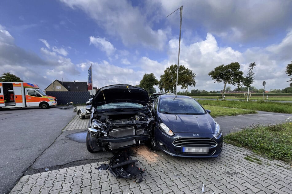 Anschließend krachte er in zwei geparkte Fahrzeuge.