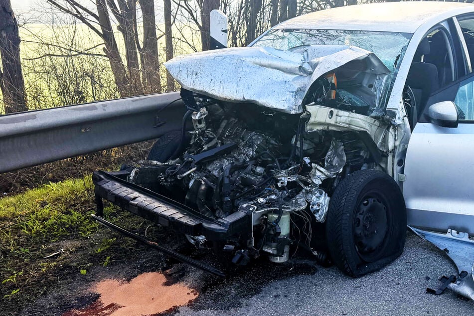 Unfall A61: VW kracht in Lastwagen: Mehrere Verletzte und Vollsperrung der A61
