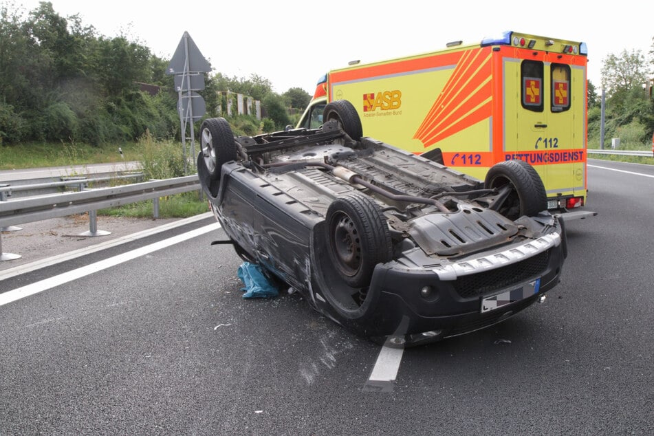 Unfall A8: Dacia kracht auf A8 in Lkw und überschlägt sich: Rettungshubschrauber im Einsatz