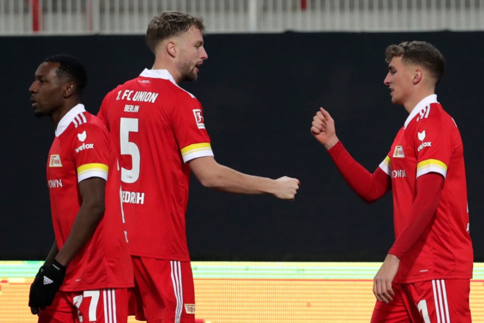 Von rechts nach links: Unions Mittelfeldspieler Grischa Prömel jubelt mit Marvin Friedrich und Sheraldo Becker über seinen Treffer zum 1:0.