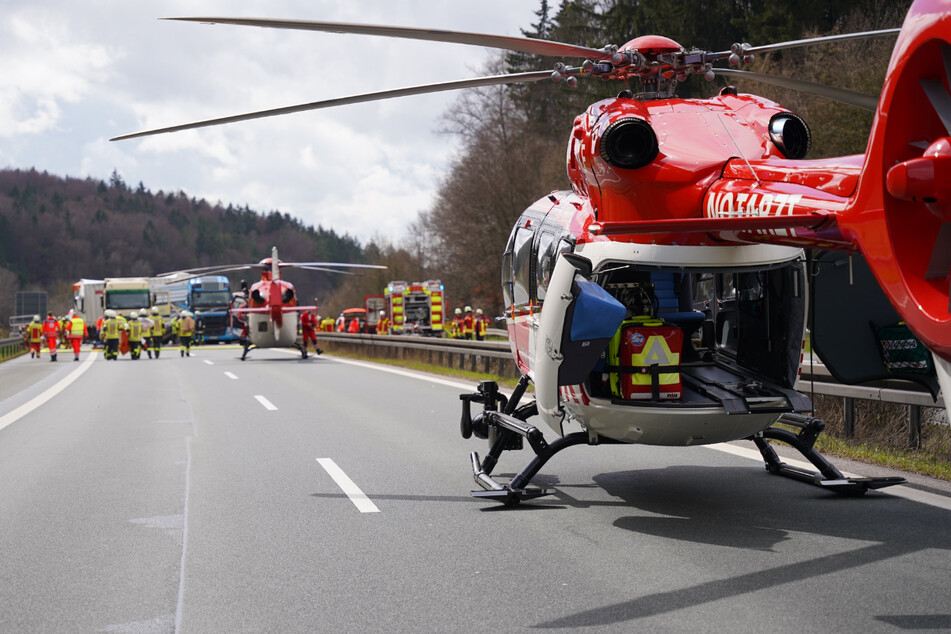 Unter anderem zwei Rettungshubschrauber waren am Unfallort auf der A6 in Bayern im Einsatz.