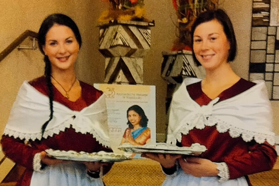 Dorothea Kriegl (l.) bei einer Promotionsaktion von Halloren als Schokoladenmädchen.