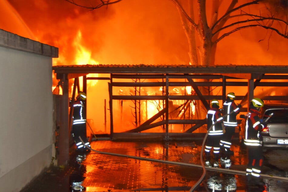 Gartenhütten in Vollbrand: War es Brandstiftung?