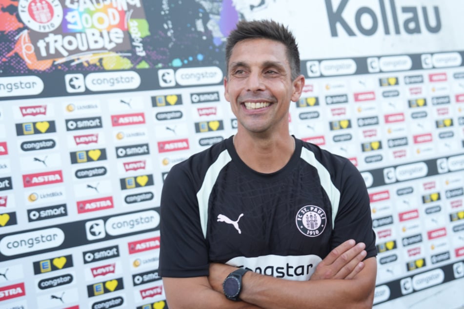 Für St.-Pauli-Coach Marcel Rapp (47) und seine Mannschaft startet die neue Zweitliga-Saison mit einer kurzen Woche.