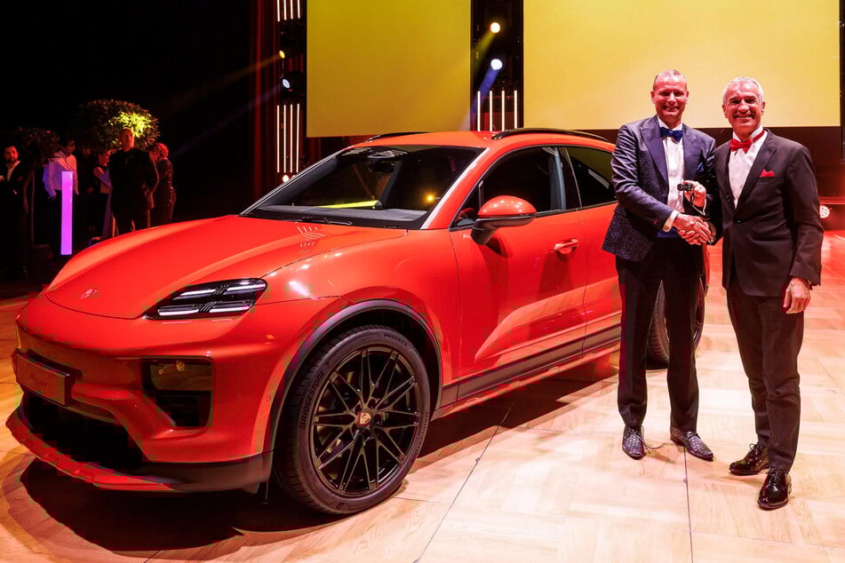 Uwe Hannß (l.) erhielt von Albrecht Reimold, Vorstand für Produktion und Logistik der Porsche AG (r.), den Autoschlüssel für seinen neuen Porsche Macan 4.