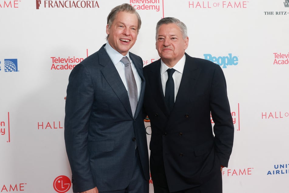 Greg Peters (56, l.) und Ted Sarandos (62) auf dem roten Teppich.