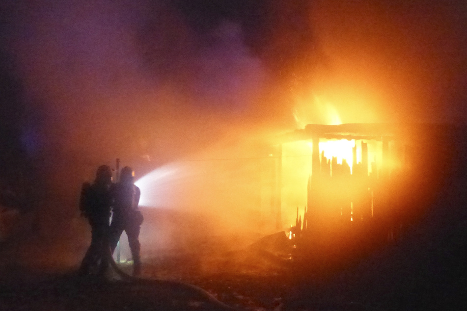 Feuer zerstört Einfamilienhaus: Nachbar rettet Bewohner