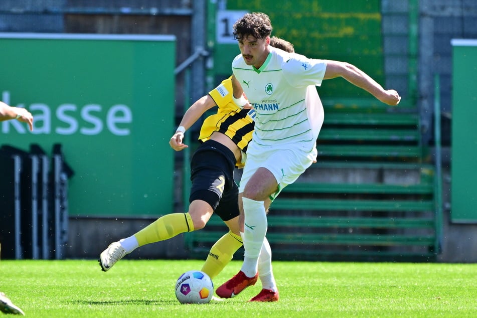 Ricky Bornschein (24) spielt derzeit noch bei der Zweiten der SpVgg Greuther Fürth. In 30 Spielen traf er 16-mal. Wird aus dem Kleeblatt ein Veilchen?