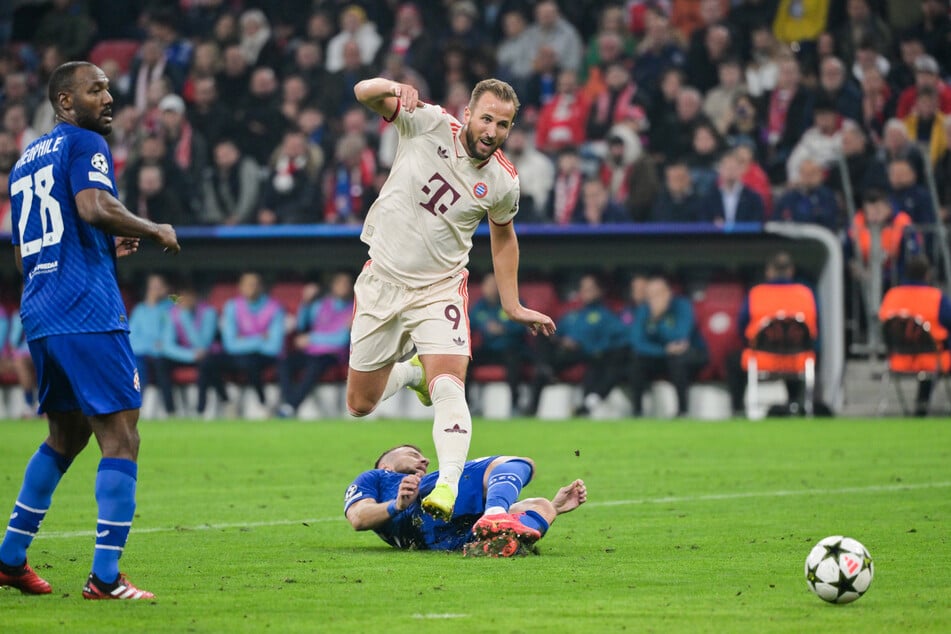 Harry Kane (M./oben) im Zweikampf mit Zagrebs Stefan Ristovski (M./unten)