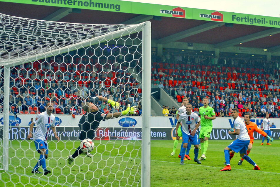 24. Mai 2015: Martin Männel (r.) köpft das 2:2 beim 1. FCH. Aue stieg dennoch ab, ein weiterer Treffer fehlte.