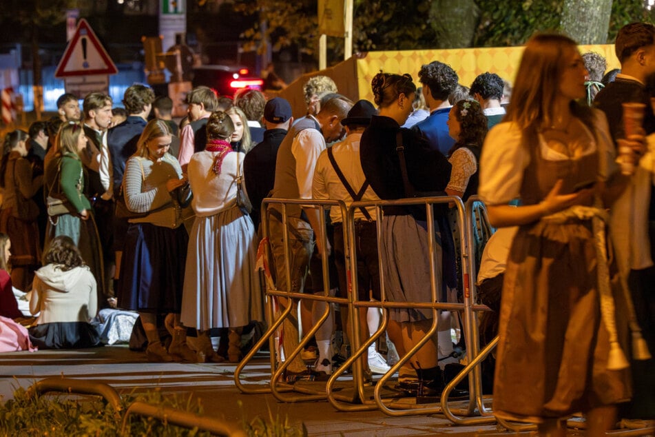 Schon in den frühen Morgenstunden versammelten sich die ersten Oktoberfestbesucher, um ab 9 Uhr eine Chance auf einen guten Platz im Bierzelt zu ergattern.