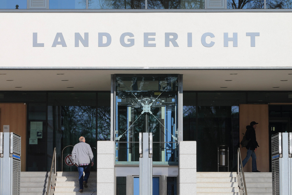 Das Landgericht Magdeburg verurteilte den Magdeburger Haltestellen-Mörder (26) zu zehn Jahren Haft.