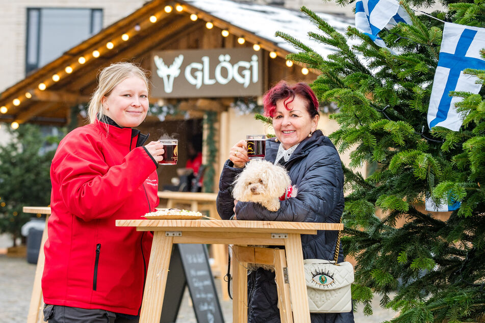 Marktleiterin Olga Vallin (30) stößt mit Honorarkonsulin Viola Klein (65, r.) mit Glögi auf den Erfolg des Finnenmarktes an.