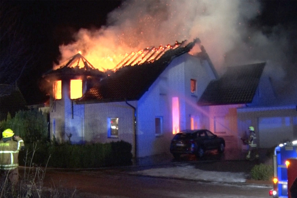 In Hilter am Teutoburger Wald hat in der Nacht zu Samstag ein Haus lichterloh gebrannt. Der Schaden wird auf mindestens 500.000 Euro geschätzt.