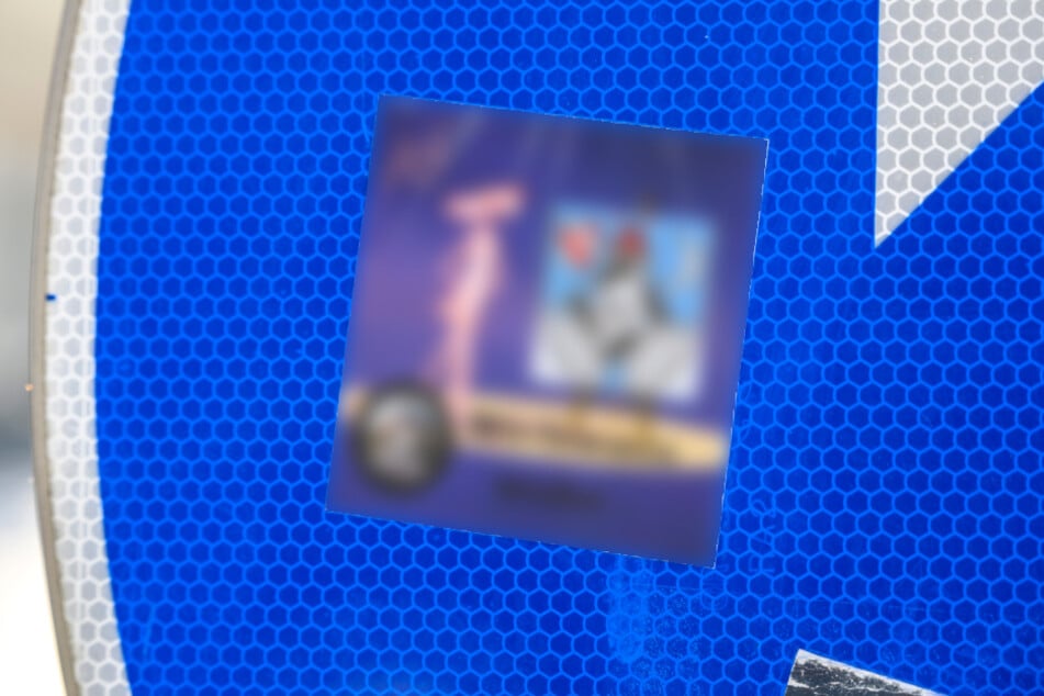 Auf den Stickern sind verfassungsfeindliche Symbole zu sehen sowie die Jugendhilfestation im Fadenkreuz.