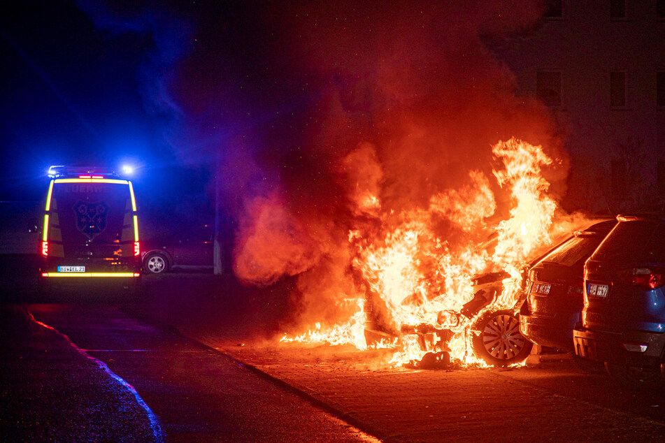 Als die Feuerwehr eintraf, standen die drei Autos bereits vollständig in Flammen.
