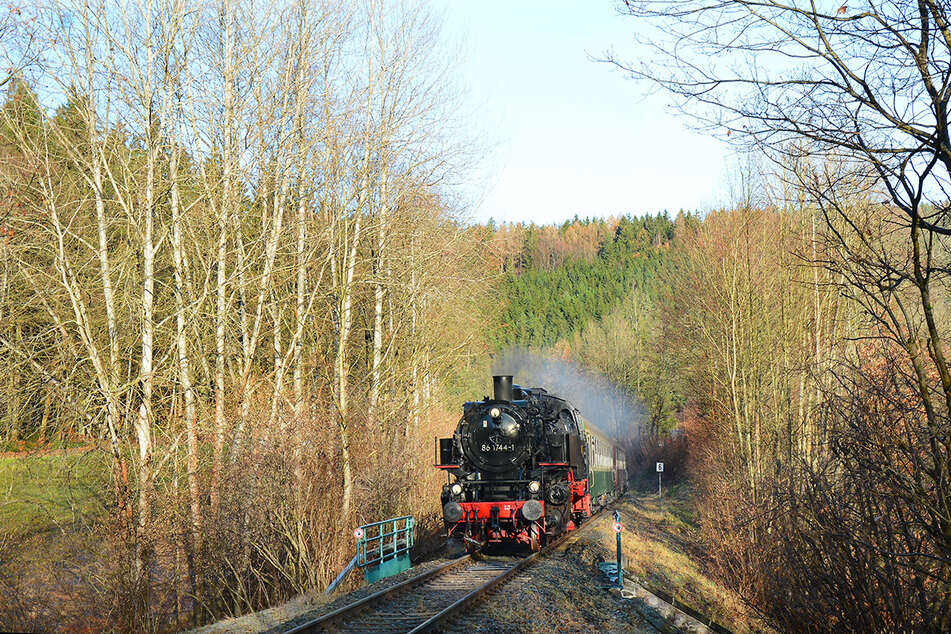 Die historische Dampflok unterwegs durchs Zwönitztal.