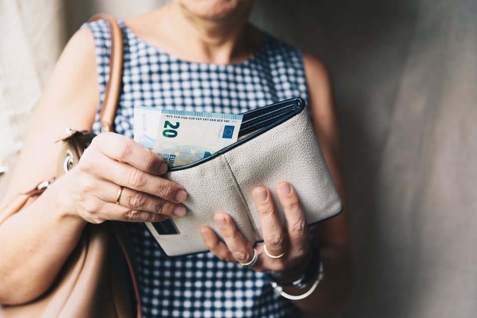 Die 90-jährige Seniorin übergab den beiden angeblichen Polizistinnen Bargeld und Schmuck. (Symbolbild)
