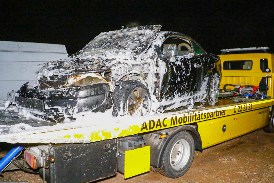 Flammen aus dem Kofferraum: Auto fängt auf Landstraße Feuer