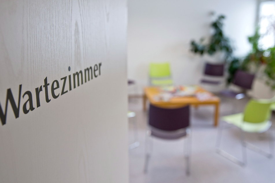Mitarbeiter im Gesundheitsamt versuchen derzeit alle Kontaktpersonen (weitestgehend Patienten der Praxis) zu erreichen (Symbolbild).