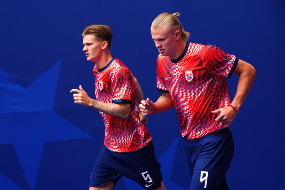 David Möller Wolfe (24, l.) neben Weltstar Erling Haaland (26). Der norwegische Nationalspieler läuft in der kommenden Saison für den HSV auf. (Archivfoto)