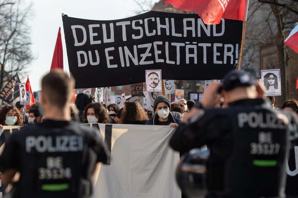 Die Demonstranten hielten Schilder und Fotos mit den Namen der neun Getöteten in die Luft.