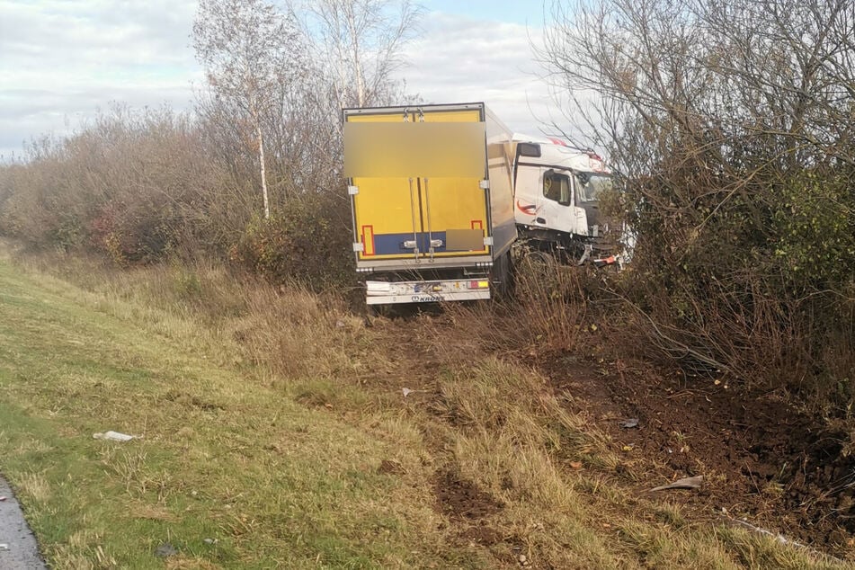 Der Lkw kam nach dem Crash von der A71 ab.