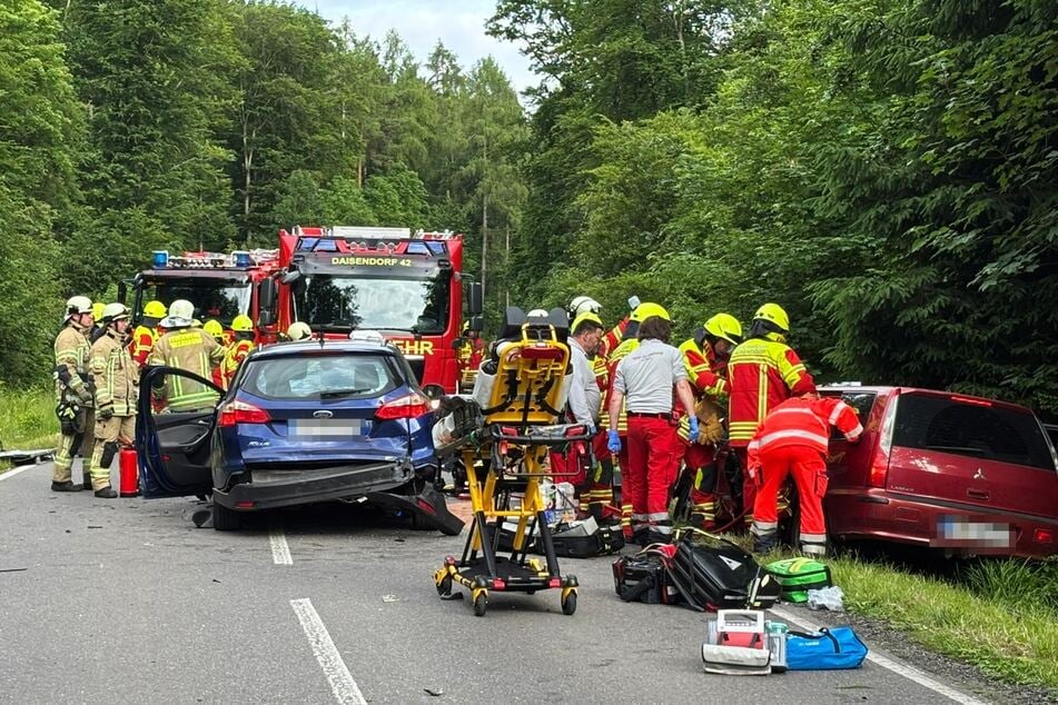 Die Kreisstraße war bis in die Abendstunden voll gesperrt.