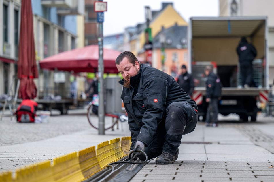 In der Inneren Klosterstraße verlegt Sebastian Wenzel von der Firma SPOT Kabel.